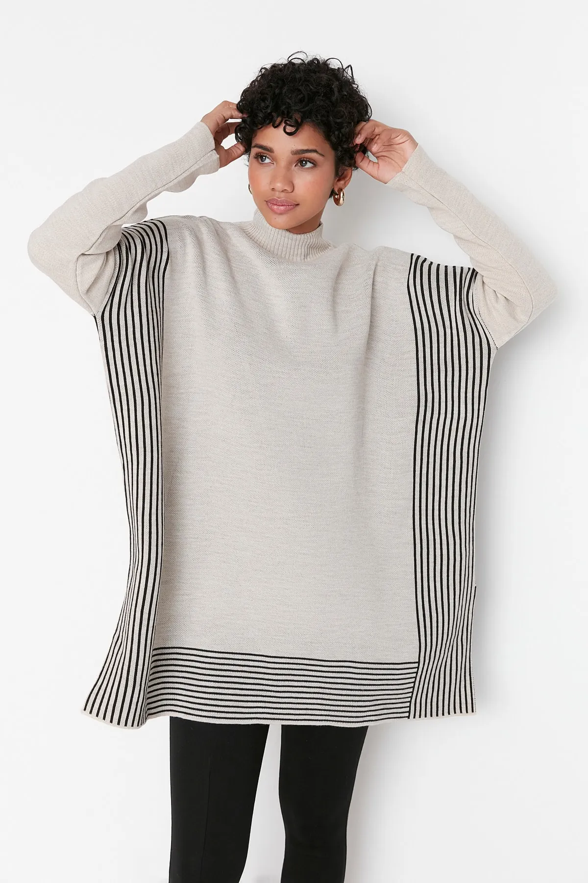 Trendyol Modest  Beige gestreifter Strick-Ponchopullover TCTAW23KZ00076