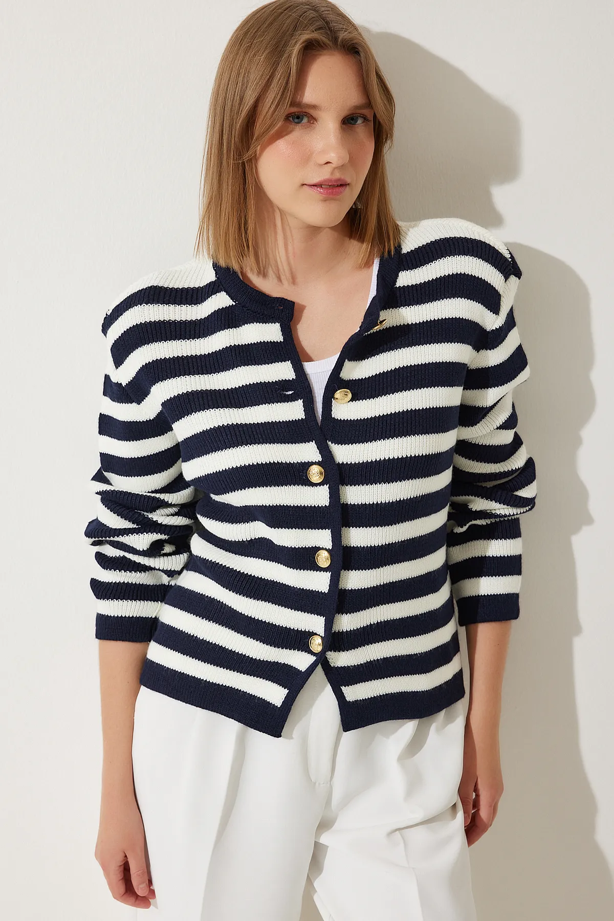 Happiness İstanbul  Gepolsterte Strickjacke mit Streifenmuster in Ecru/Marineblau für Damen US00859