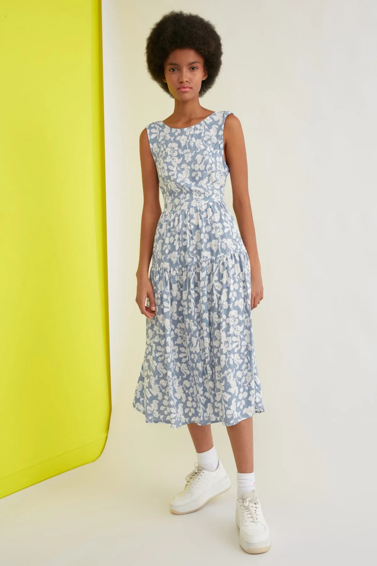 Trendyol Collection  Blaues Midi-Kleid mit gewebtem Rückendetail und Blumenmuster und Taillenöffnung TWOSS21EL0709