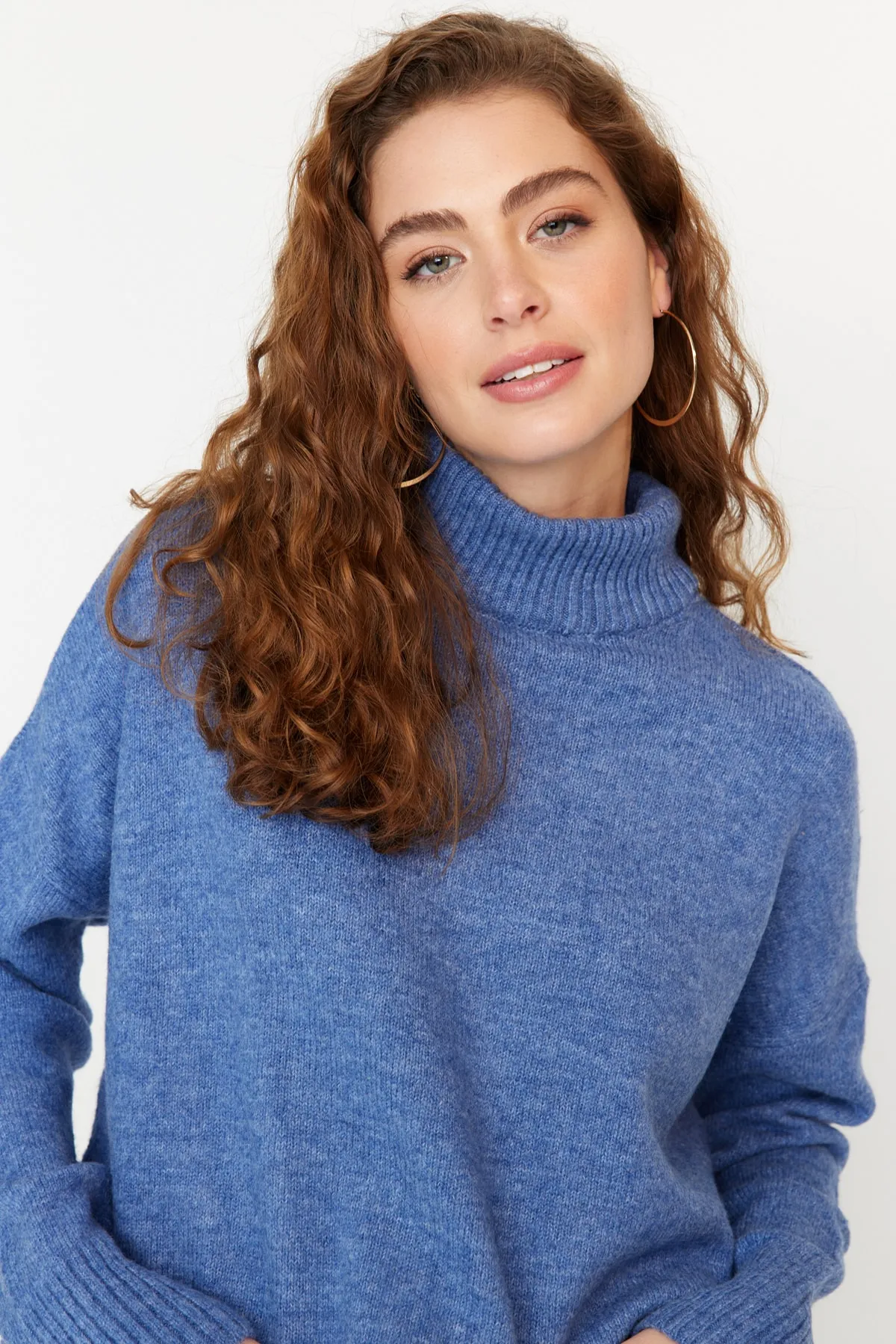 Trendyol Collection  Blauer, weich strukturierter Strickpullover mit Stehkragen und weiter Passform TWOAW23KZ00469
