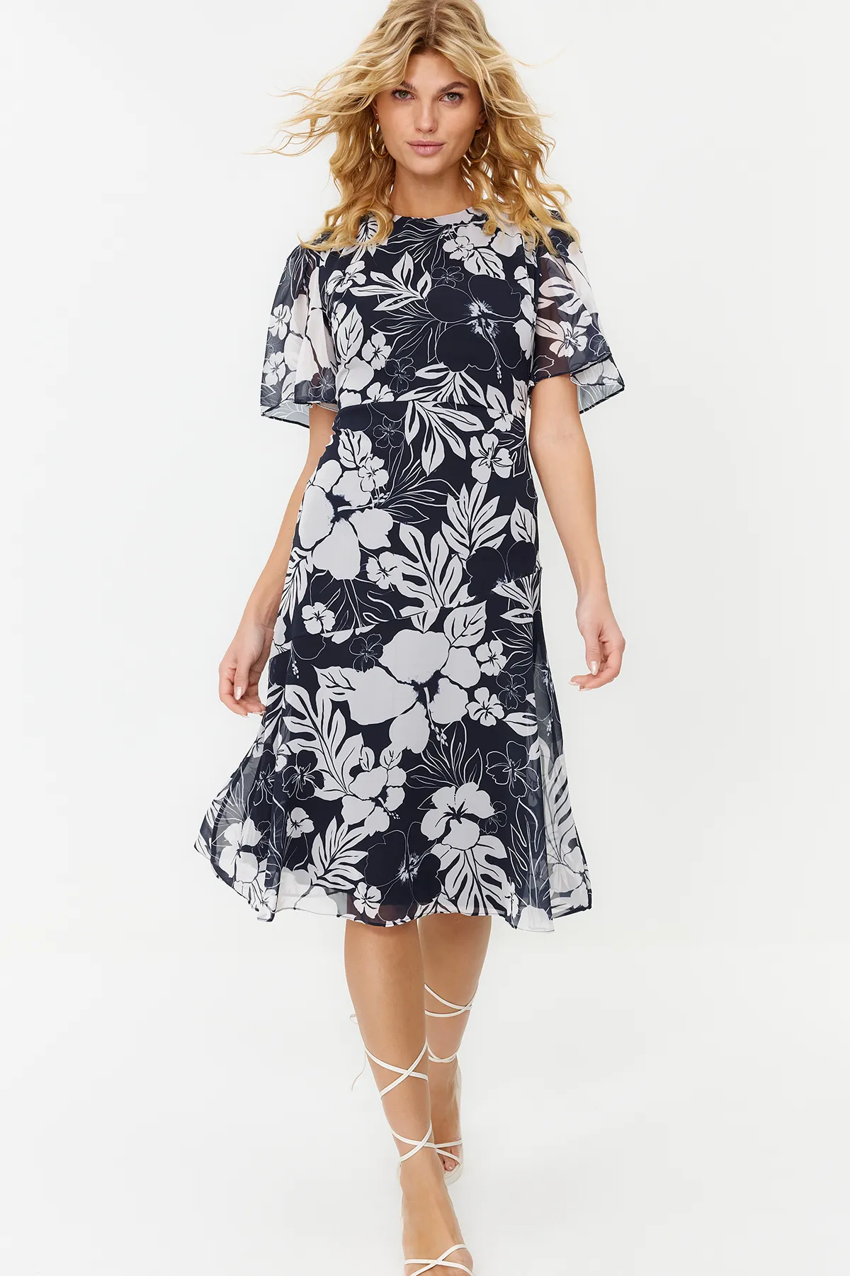 Trendyol Collection  Indigoblaues A-Linien-Basic-Midi-Webkleid aus Chiffon TWOSS20EL0908