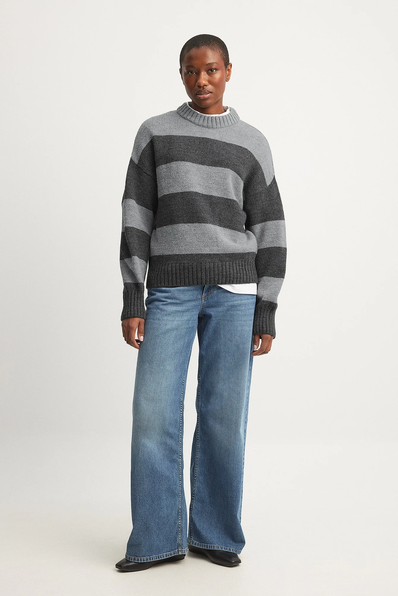 Gestreifter Strickpullover mit rundem Halsausschnitt