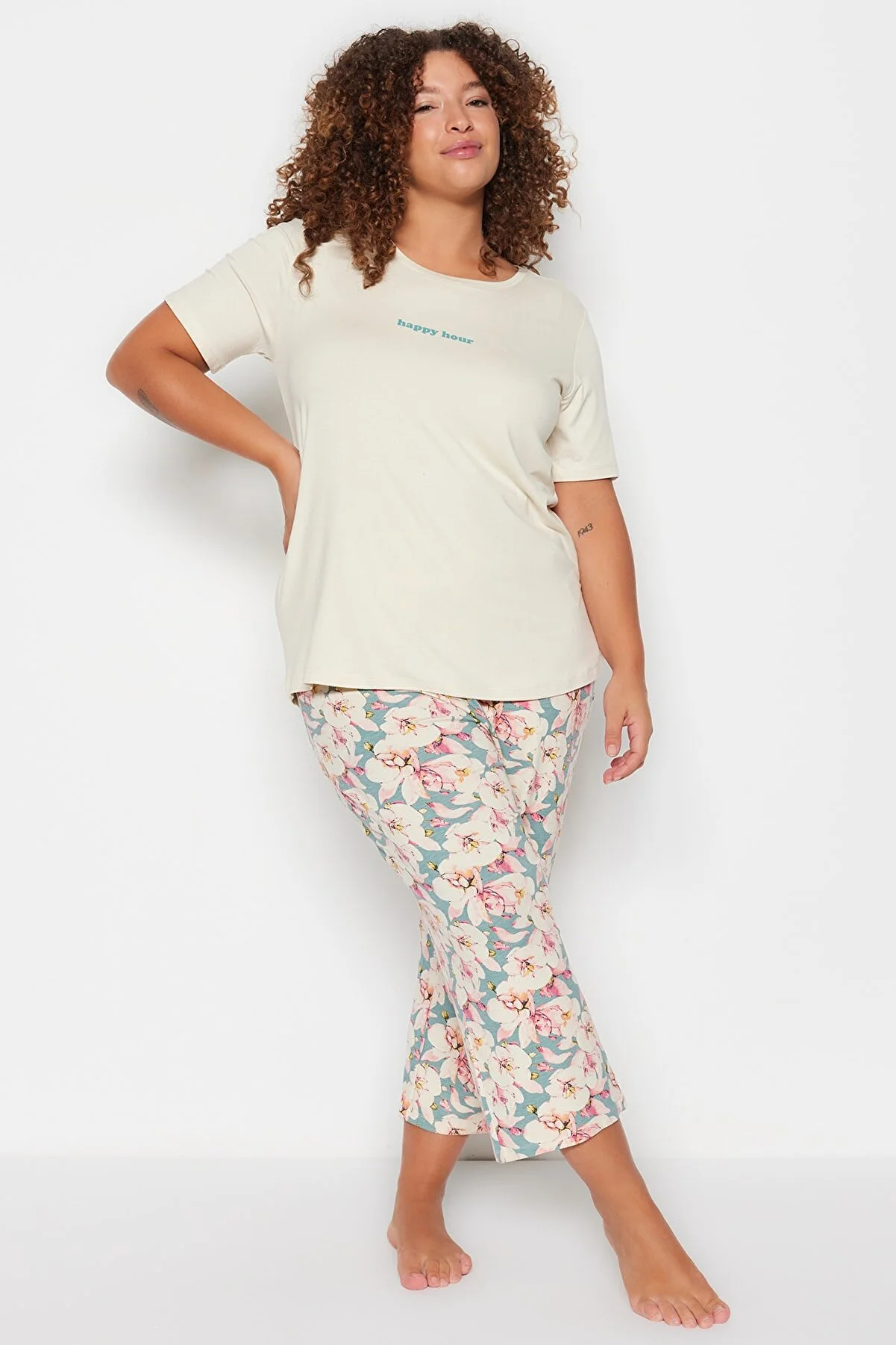 Trendyol Curve  Ecrufarbenes, kurzärmliges Pyjama-Set aus Strick mit Blumenmuster TBBSS23AI00009