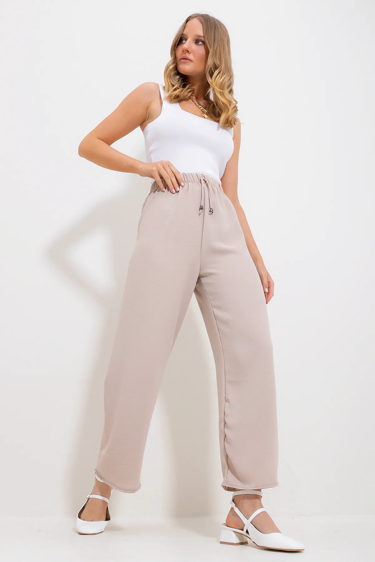 Trend Alaçatı Stili  Sandbeige Damen-Hose mit elastischem Bund und bequemer, präziser Aerobin-Hose Alc-X6625