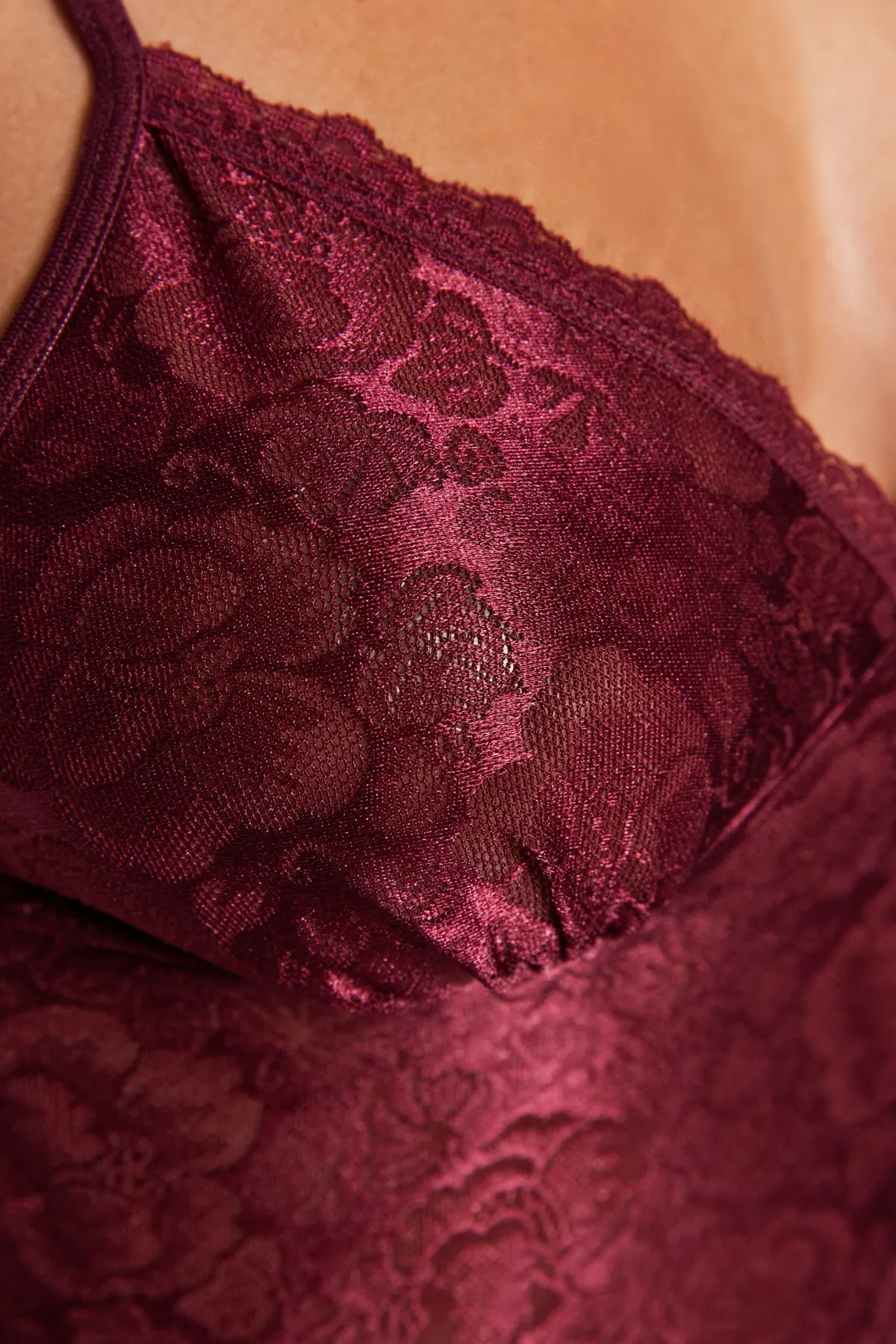 Trendyol Collection  Burgunderrotes Babydoll mit Spitzenhöschen und Seilriemen THMAW21LL0002