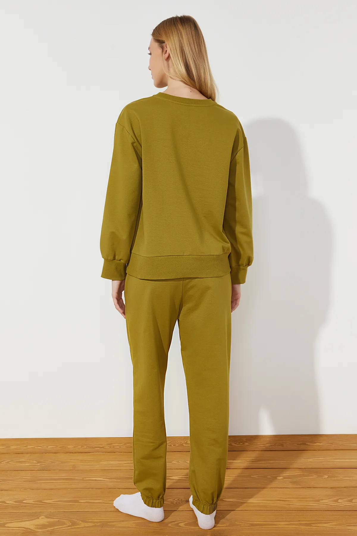 Trendyol Collection  Gestricktes Pyjama-Set mit bedrucktem Slogan aus ölgrüner Baumwolle THMAW24PT00312