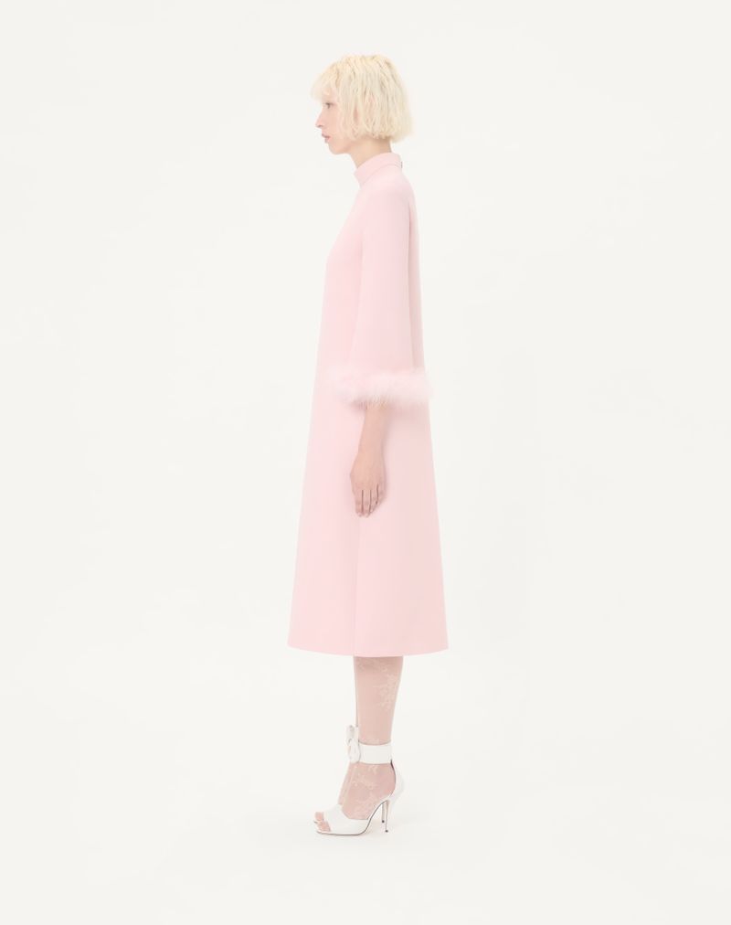 Vestido de crepe de alta costura com penas