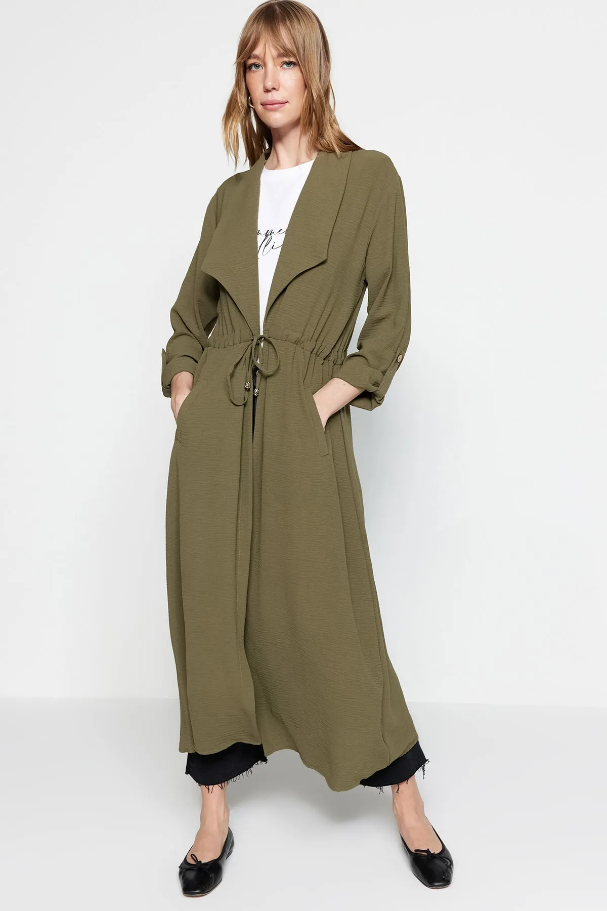 Trendyol Modest  Khakifarbene, gewebte Wear-Out-Cap mit Krawattendetails und Ferace TCTSS21CE0400