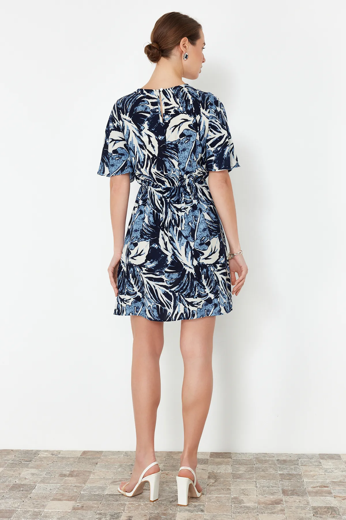 Trendyol Collection  Blaues A-Linien-Minikleid aus Viskosegewebe mit tropischem Blumenmuster TWOSS24EL00632