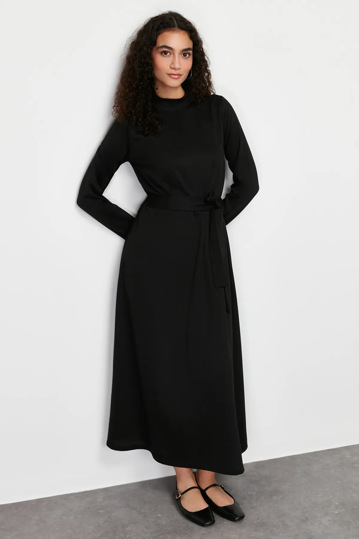 Trendyol Modest  Schwarzes Strickkleid mit Stehkragen und geradem Gürtel TCTSS24EB00122