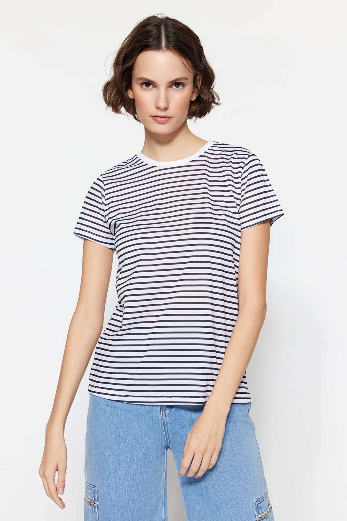 Trendyol Collection  Schwarz-weiß-schwarz gestreiftes 3er-Pack Basic-Strick-T-Shirt mit Rundhalsausschnitt TWOSS20TS0146