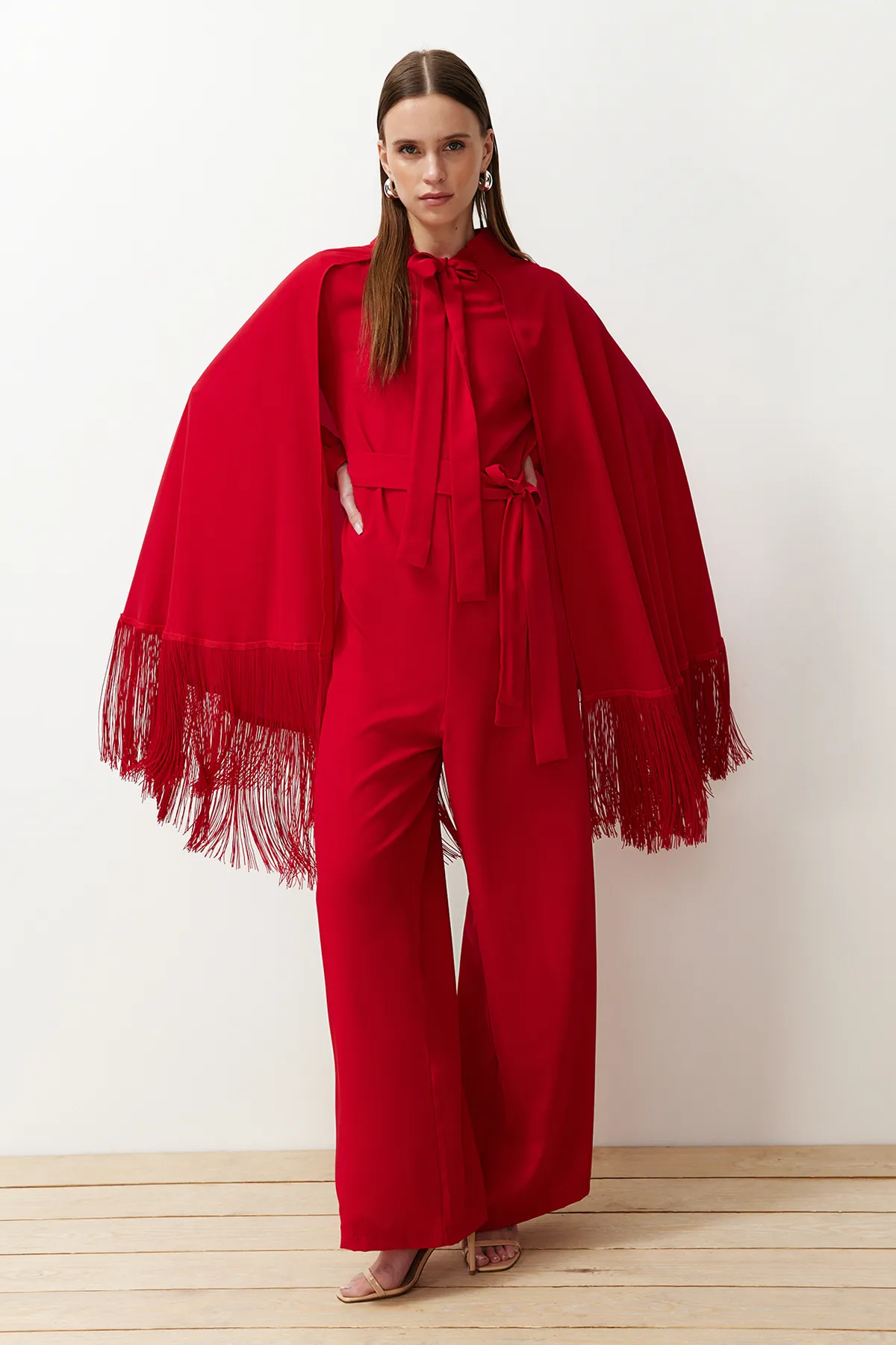 Trendyol Modest  Roter Cape-Jumpsuit mit Quasten für den Abendkleid-Anzug TCTAW24DB00007