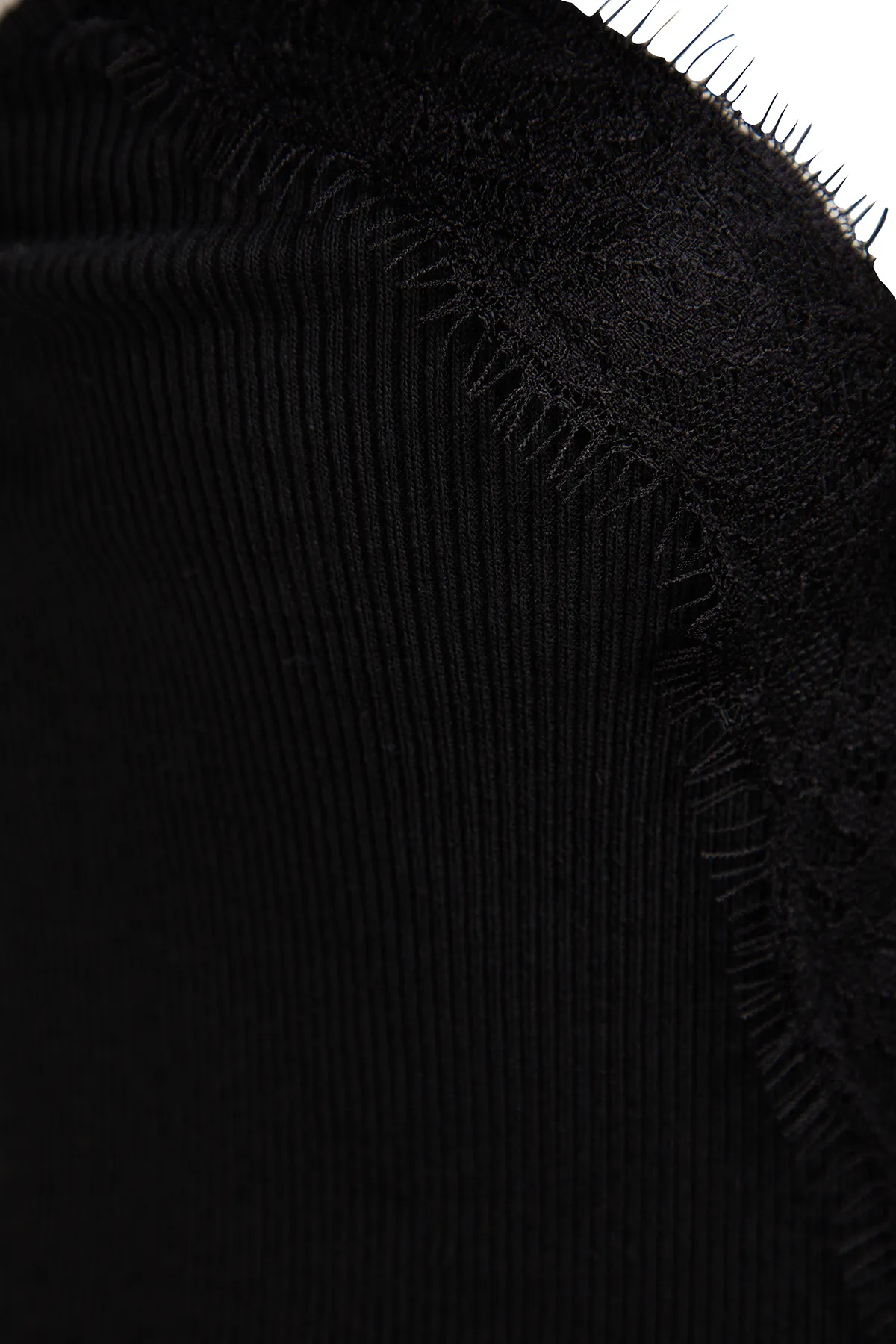Trendyol Collection  Schwarzes Nachthemd aus geripptem Strick mit Baumwollspitze und Bindedetail mit Riemen THMSS23GC00014