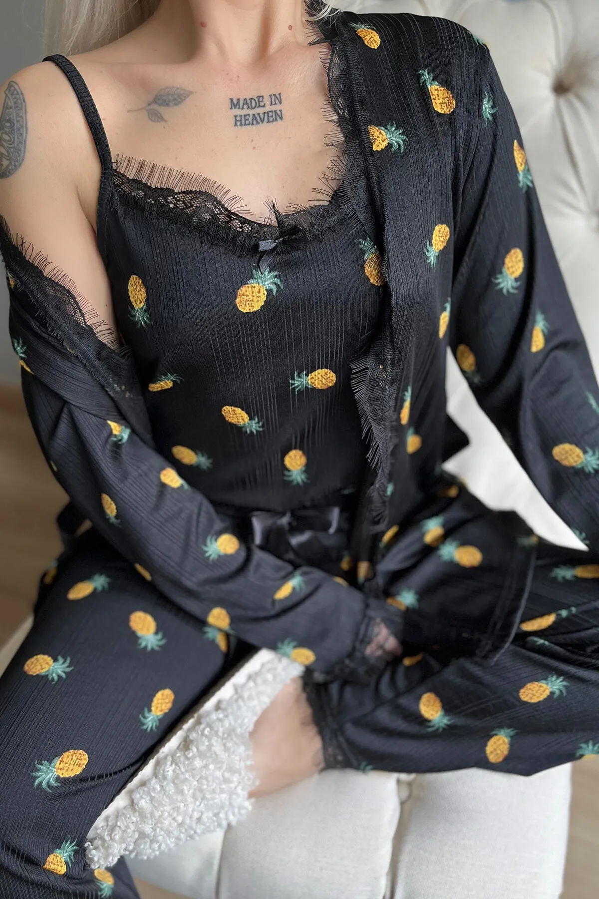 Pijamaevi  Pegasus-Pyjama-Set mit Robe für Damen in Schwarz und Gelb mit Ananasmuster