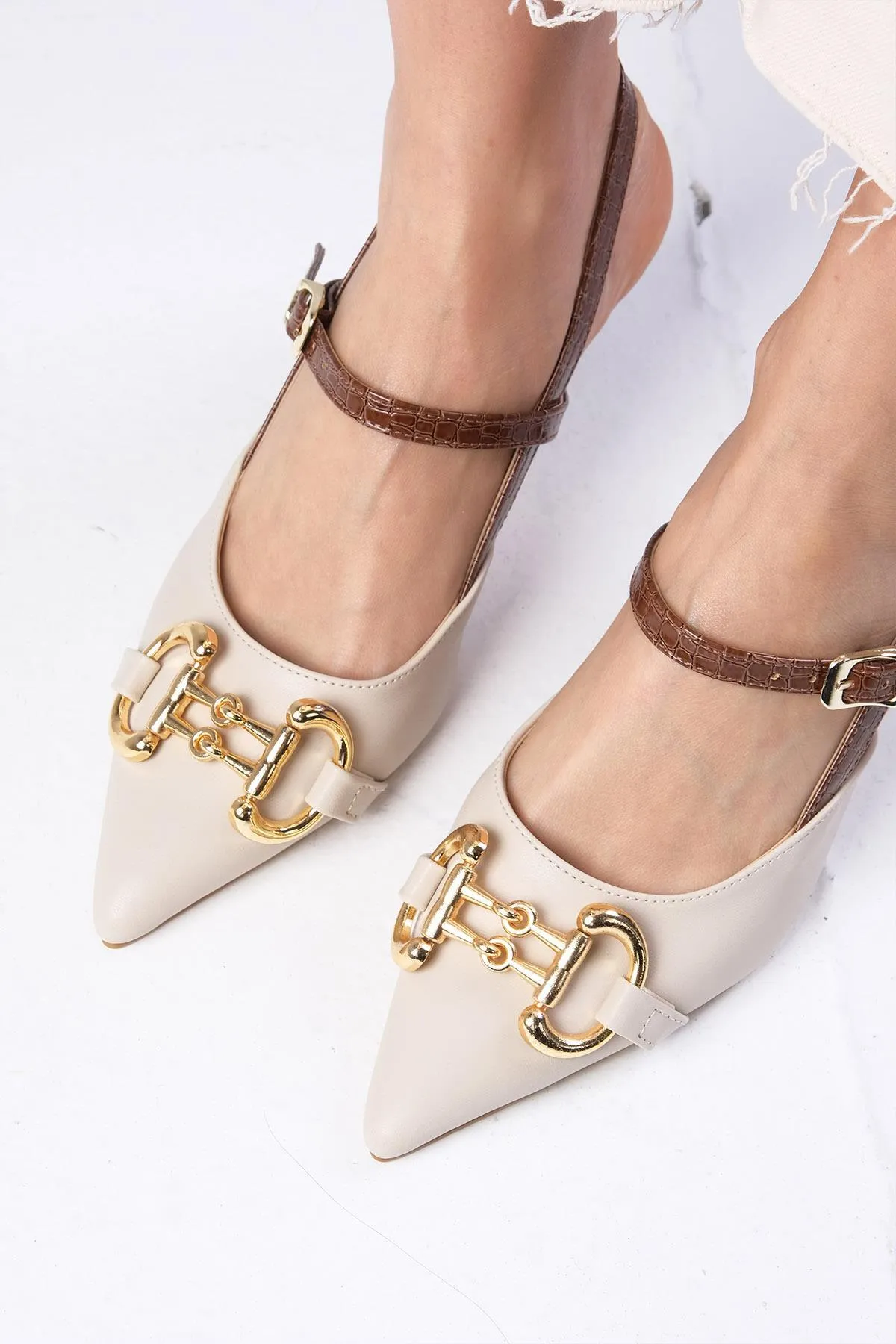 Mio Gusto  Nudefarbene Felicity-Damenschuhe mit Absatz, Schnallenzubehör, offener Rückseite und seitlichen Schnallen