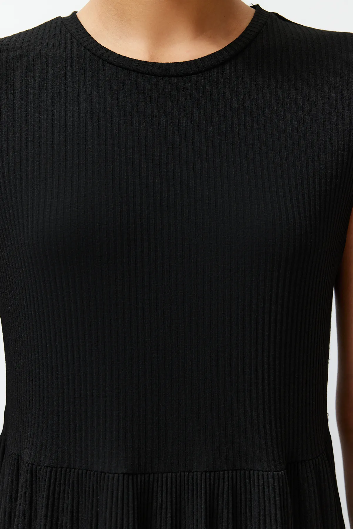 Trendyol Modest  Schwarzes, ärmelloses, einfarbig gestricktes Dessous-Kleid TCTSS24EB00156