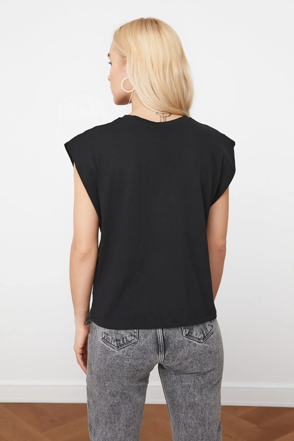Trendyol Collection  Schwarzes Basic-Strick-T-Shirt mit Rundhalsausschnitt aus 100 % Baumwollwatte TWOSS20TS0021