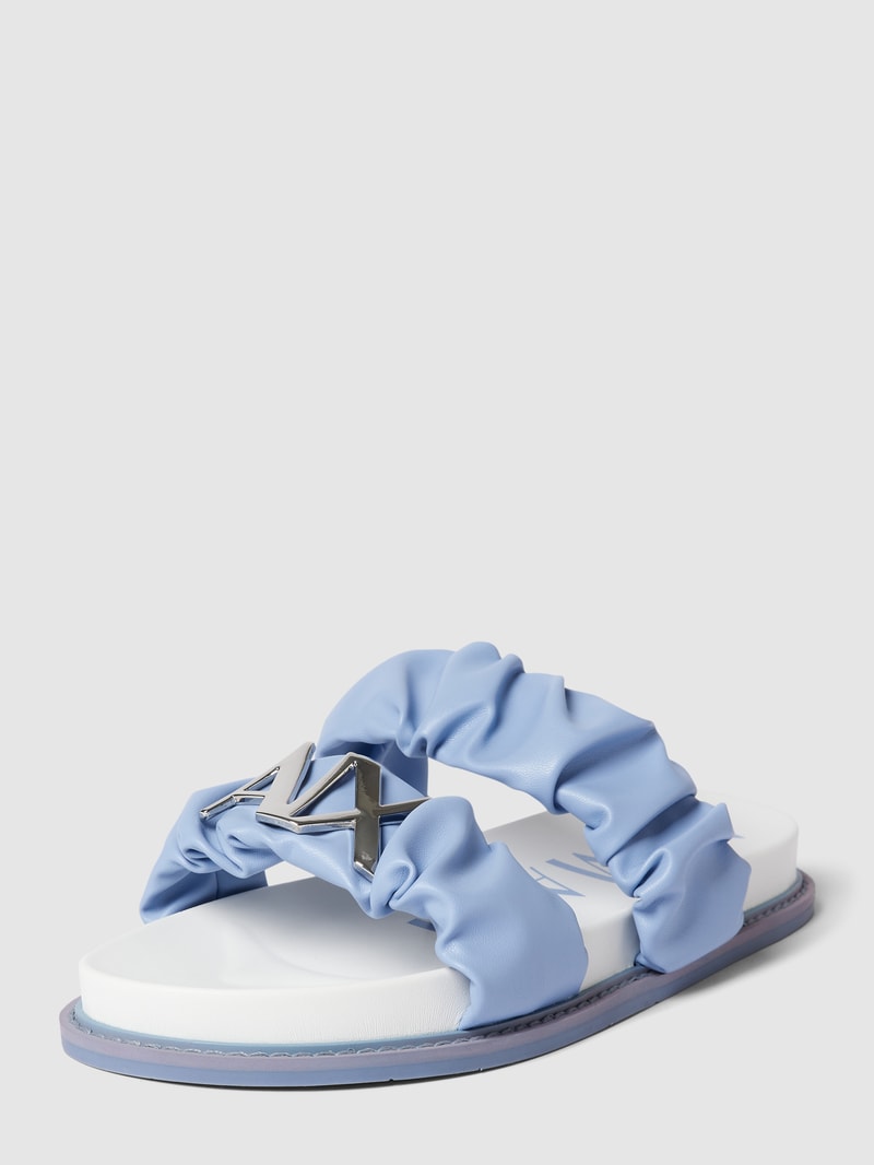 Pantolette mit Raffungen und Label-Detail in hellblau