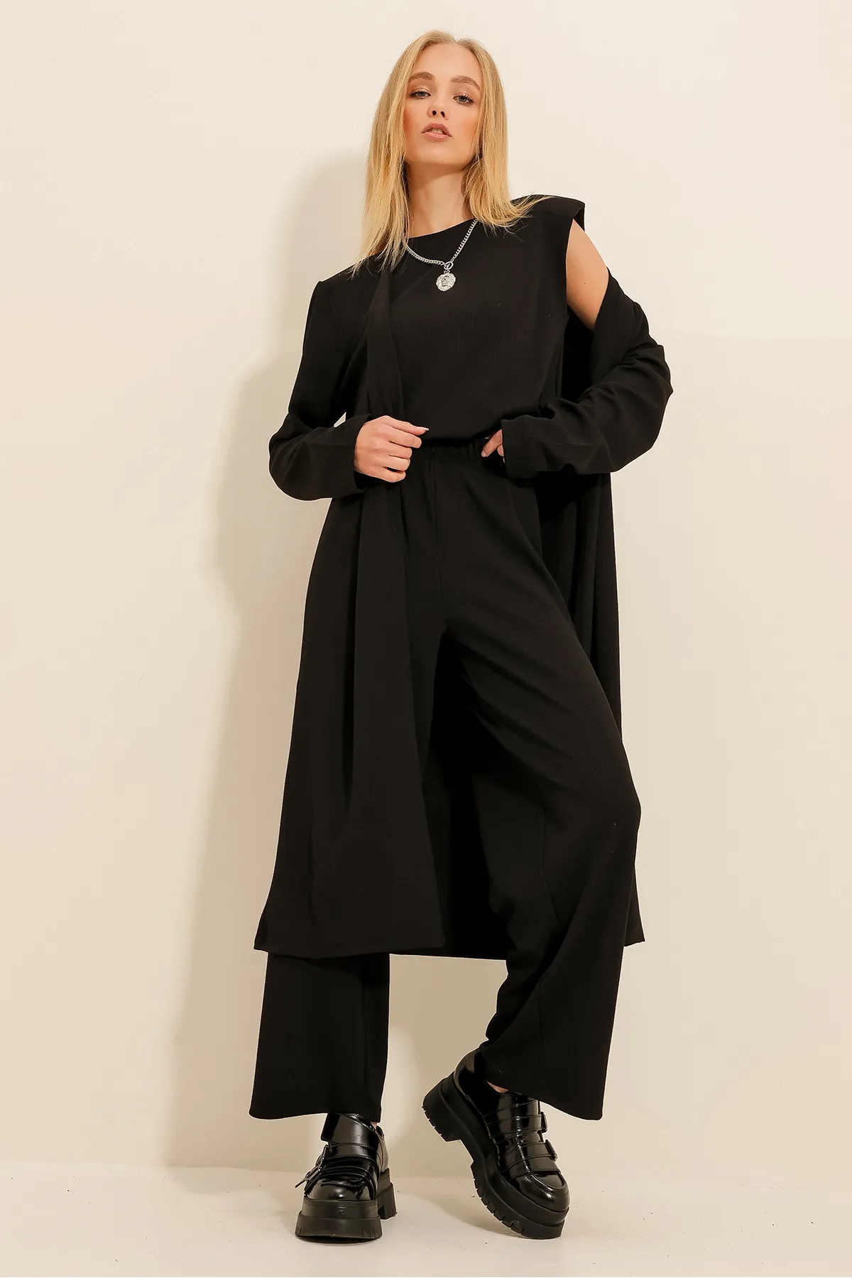 Trend Alaçatı Stili  Schwarzer Damen-Anzug aus Bluse, Hose und Strickjacke mit gepolsterten Schultern und Rundhalsausschnitt, ALC-X4710