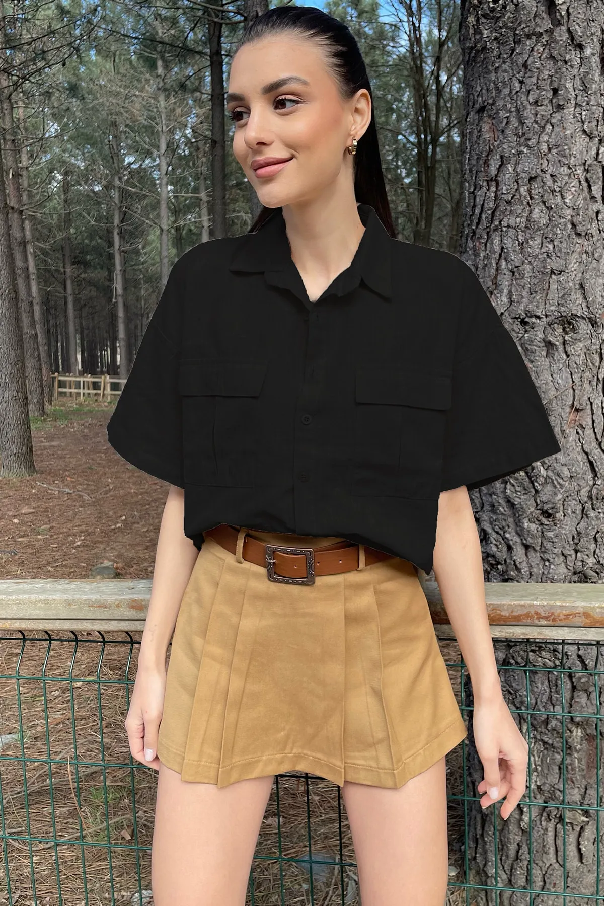 Trend Alaçatı Stili  Schwarzes Damen-Leinenhemd mit halblangen Ärmeln und zwei Taschen ALC-X9991