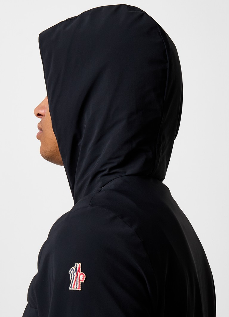 Jachetă matlasată Moncler cu glugă și buzunare cu fermoar.