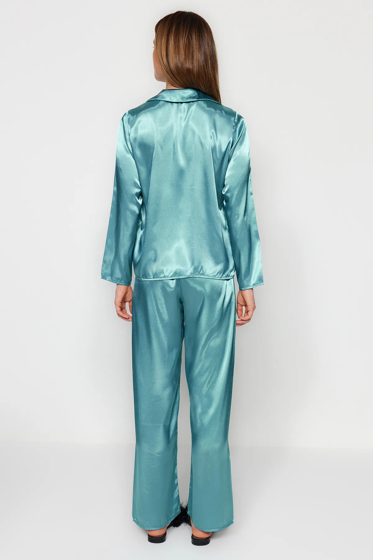 Trendyol Collection  Blaues, gewebtes Pyjama-Set aus Hemd und Hose aus Satin THMAW24PT00026