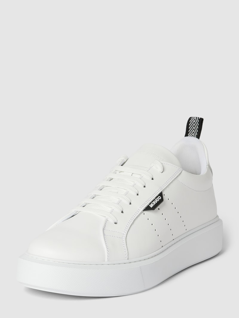 Sneaker mit Perforierungen in weiß