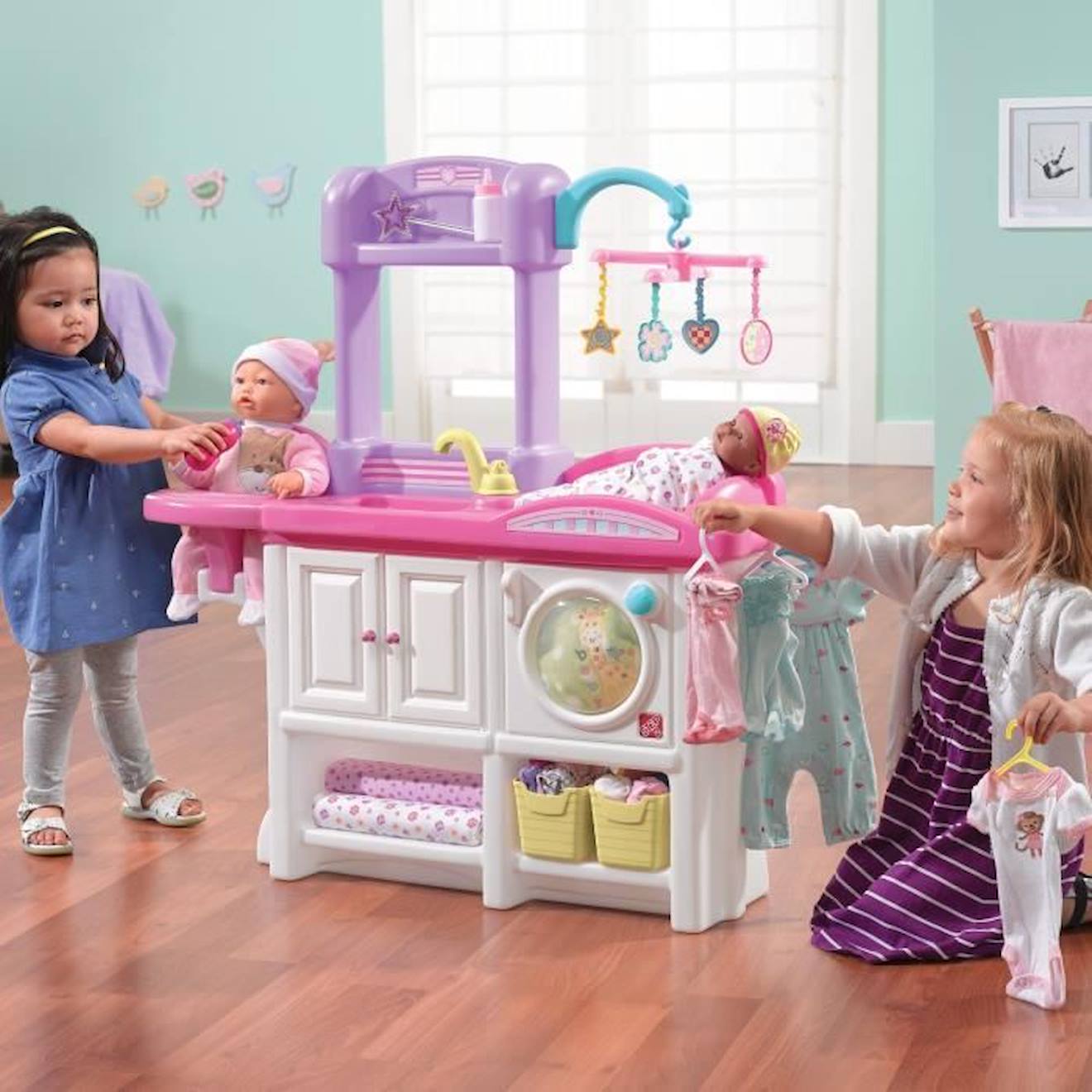 Step2 Love & Care Deluxe Chambre d'enfants pour pouppées | Avec berceau, siège bébé, machine à laver et accessoires (sauf poupée) blanc