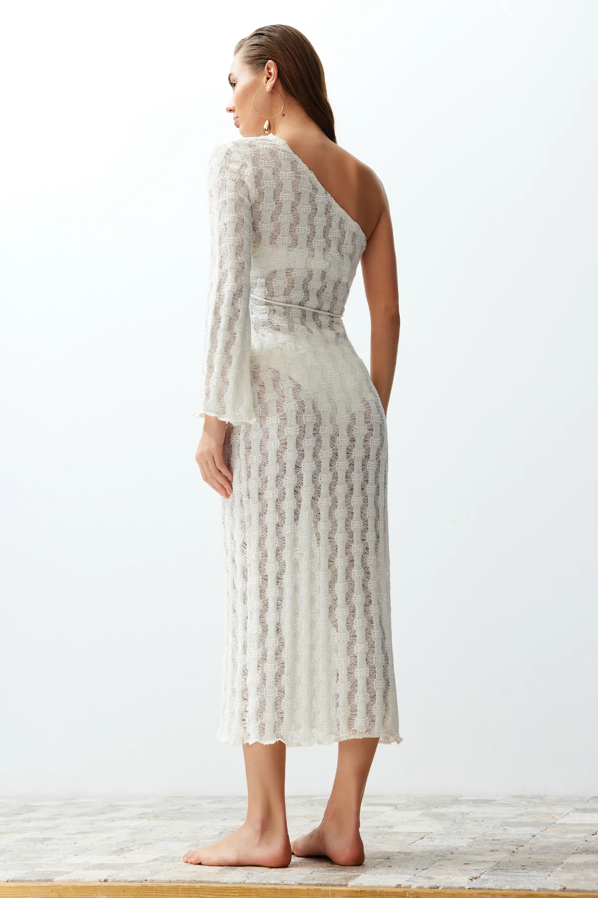 Trendyol Collection  Beigefarbenes One-Shoulder-Strandkleid im Maxi-Strick-Strick-Look mit Gürtel und Gürtel TBESS24EL00025