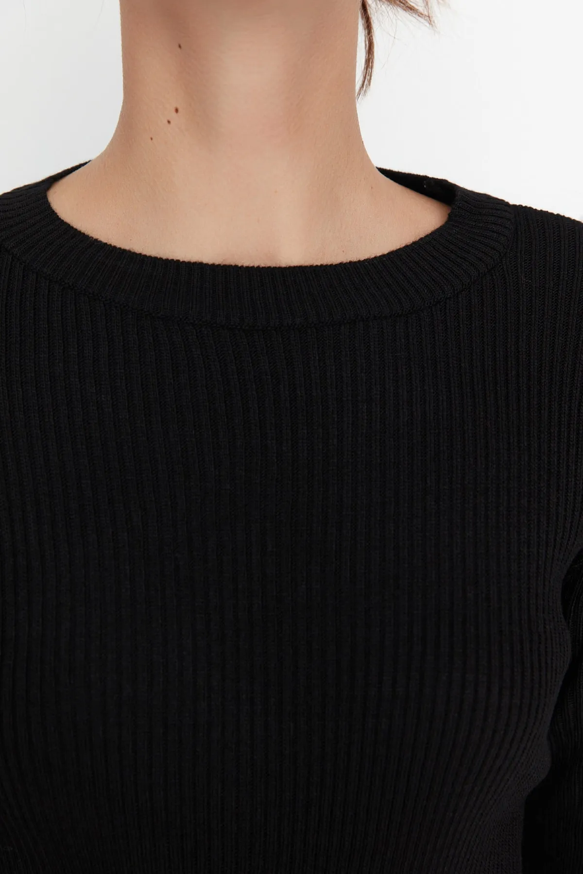 Trendyol Collection  Schwarzer Basic-Pullover aus schnurgebundenem Strick TWOAW22KZ1708