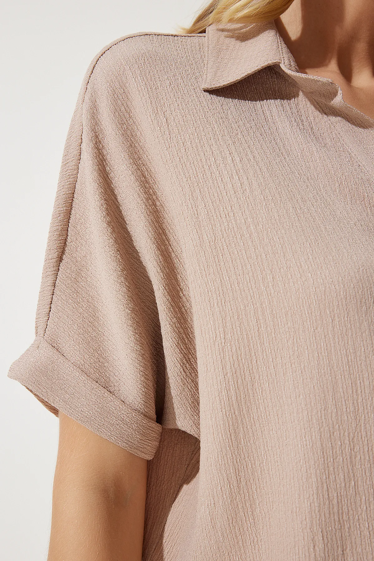Happiness İstanbul  Gestrickte Crinkle-Bluse mit Biscuit-Polokragen für Damen DD01299