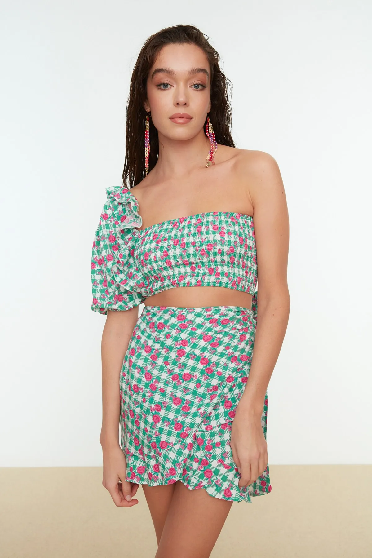 Trendyol Collection  Grüner One-Shoulder-Bluse-Rock-Kostüm mit gewebten Rüschen und Blumenmuster TBESS20AU0030