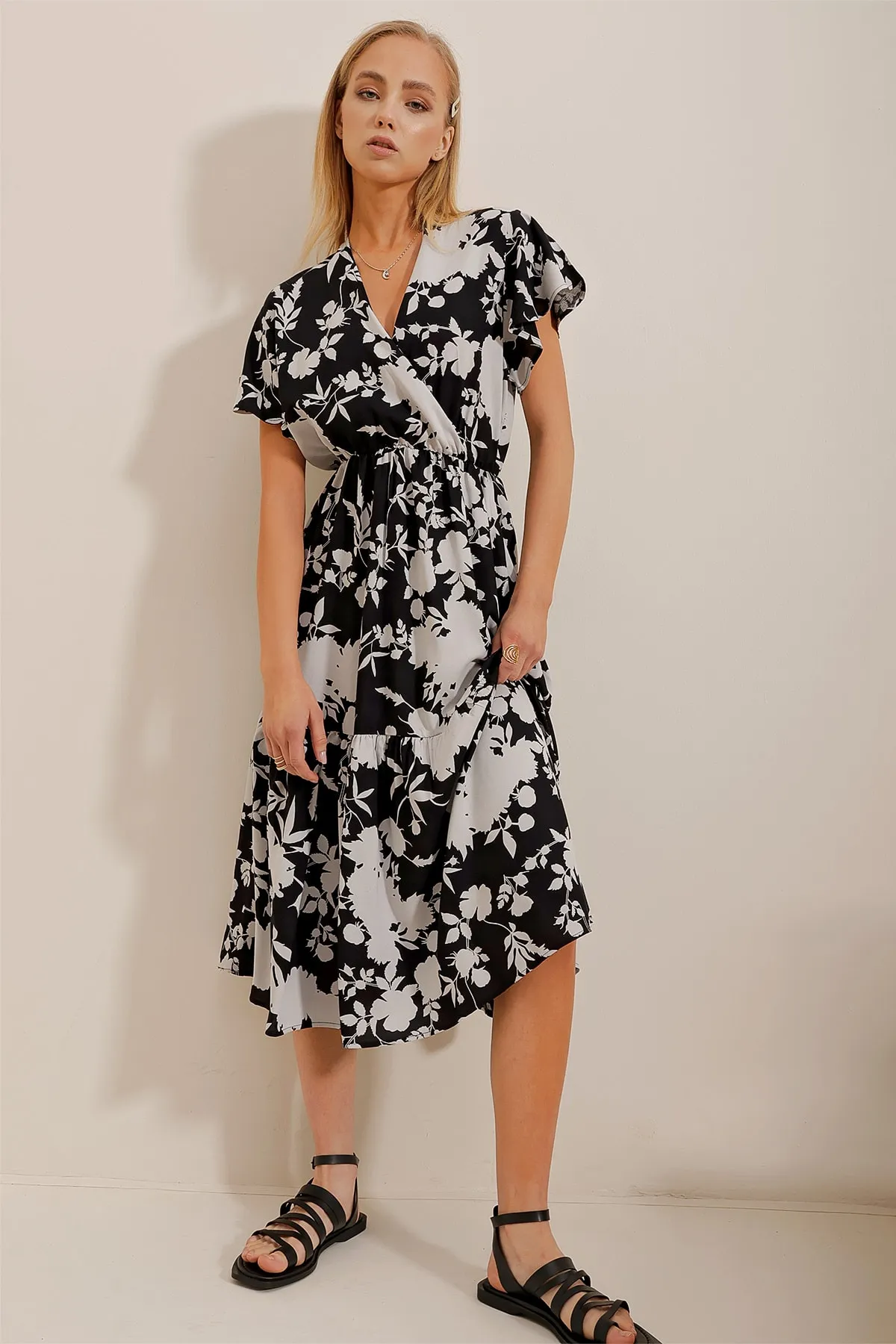 Trend Alaçatı Stili  Schwarz-weißes zweireihiges Kleid mit Kragen und Volants aus Viskosegewebe für Damen ALC-X4373