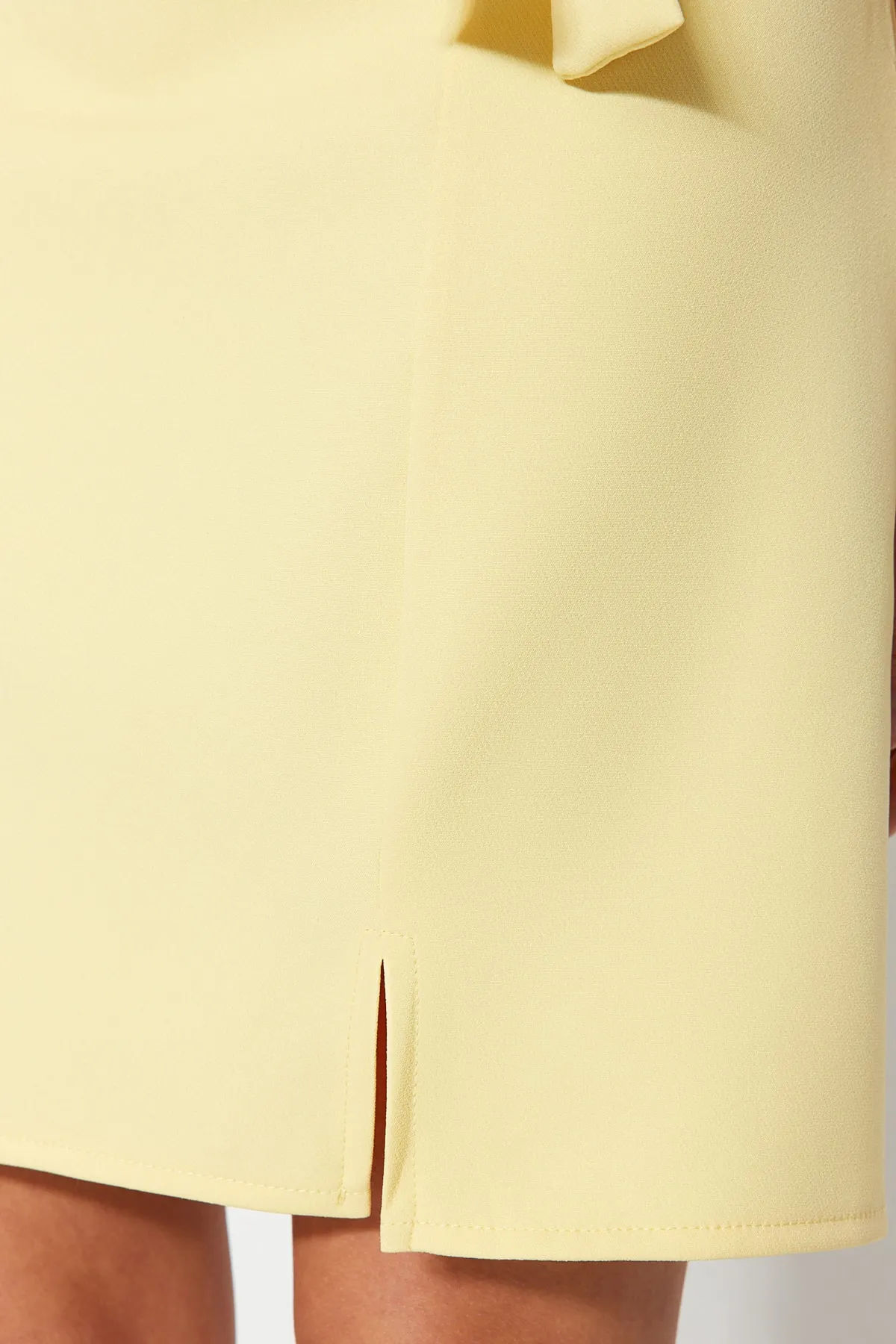 Trendyol Collection  Gelbes, gerade geschnittenes Mini-Webkleid mit Schlitz und quadratischem Ausschnitt und Gürtel TWOSS20EL0977