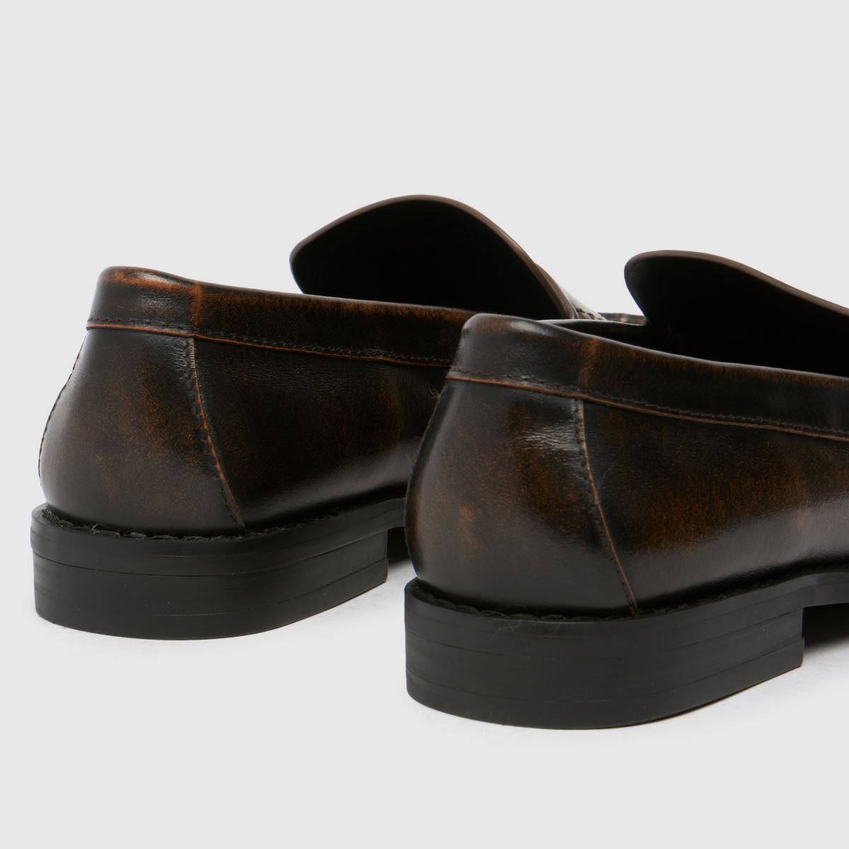 Schuh Lillian – Bruna, platta penny loafers i läder med rem