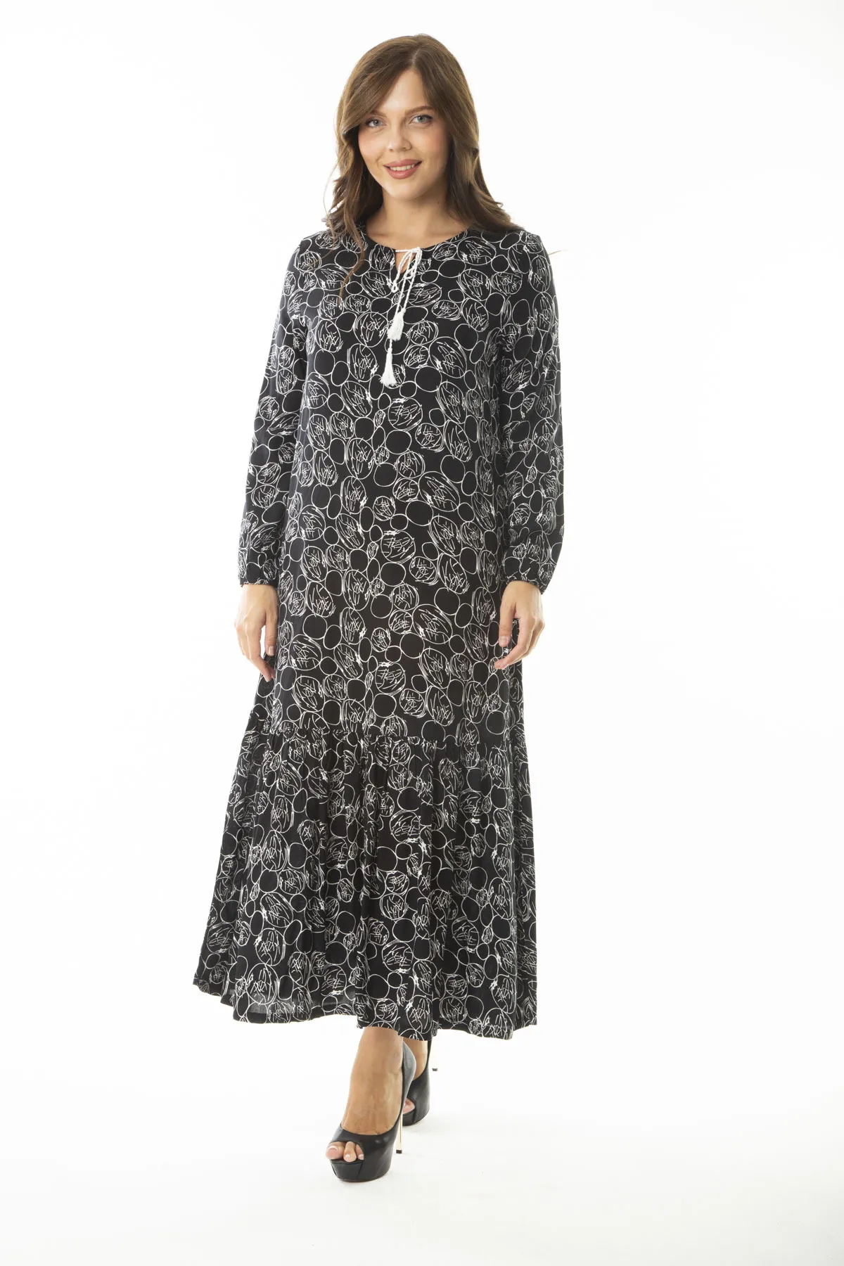 Şans  Damen-Kleid mit langen Ärmeln und gestuftem Saum aus gewebtem Viskosestoff in großer Größe in Schwarz 65N36885
