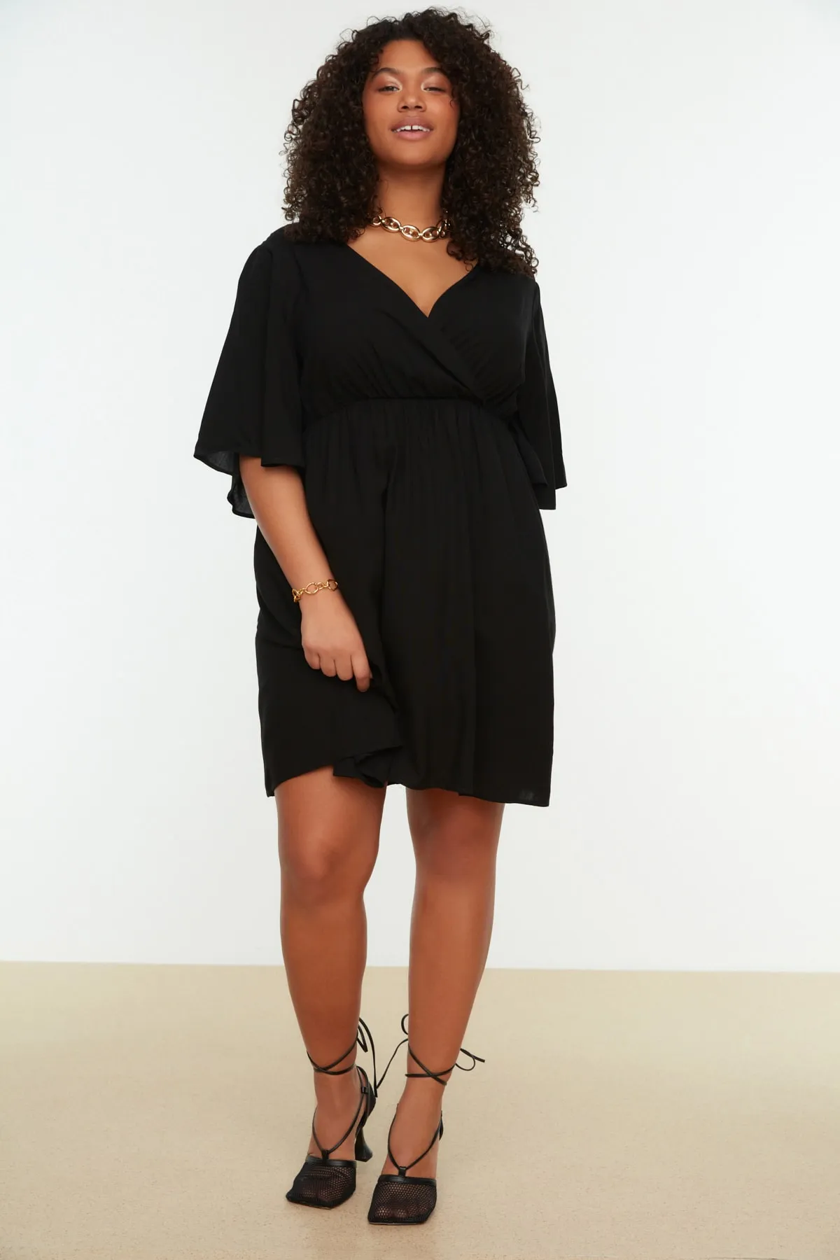 Trendyol Curve  Schwarzes gewebtes zweireihiges Kleid mit Verschluss TBBSS22EL0540