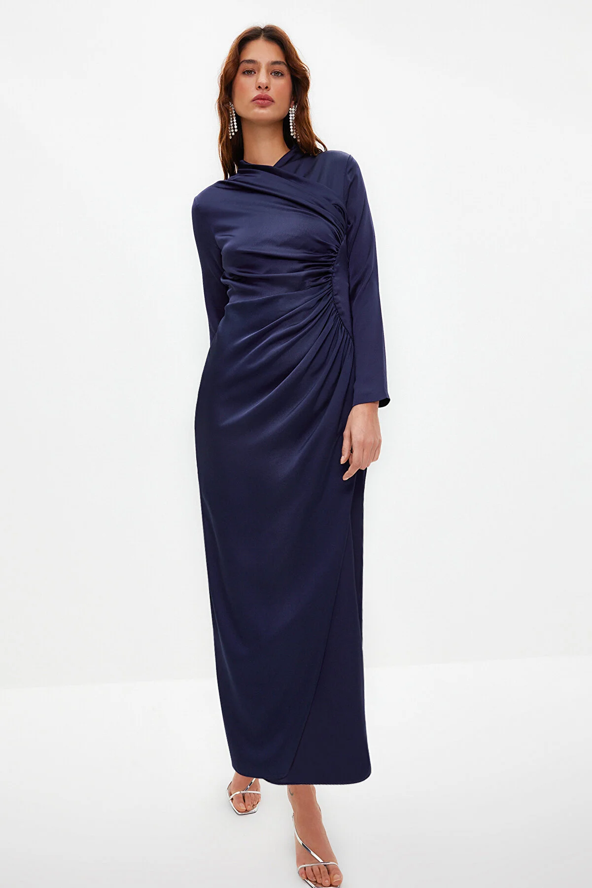 Trendyol Modest  Marineblaues, detailliertes Abendkleid aus gewebtem Satin mit Raffungen TCTSS24DB00037