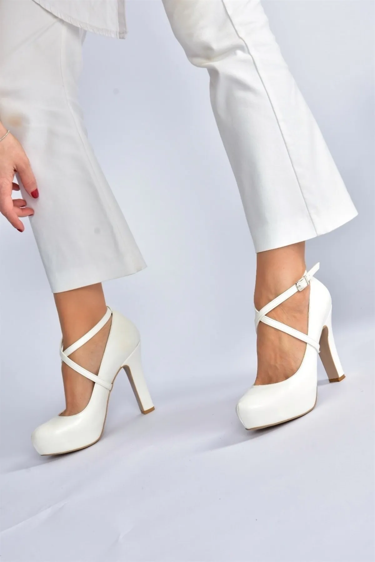 Fox Shoes  Weiße Damen-Abendschuhe mit Plateauabsatz M348007609