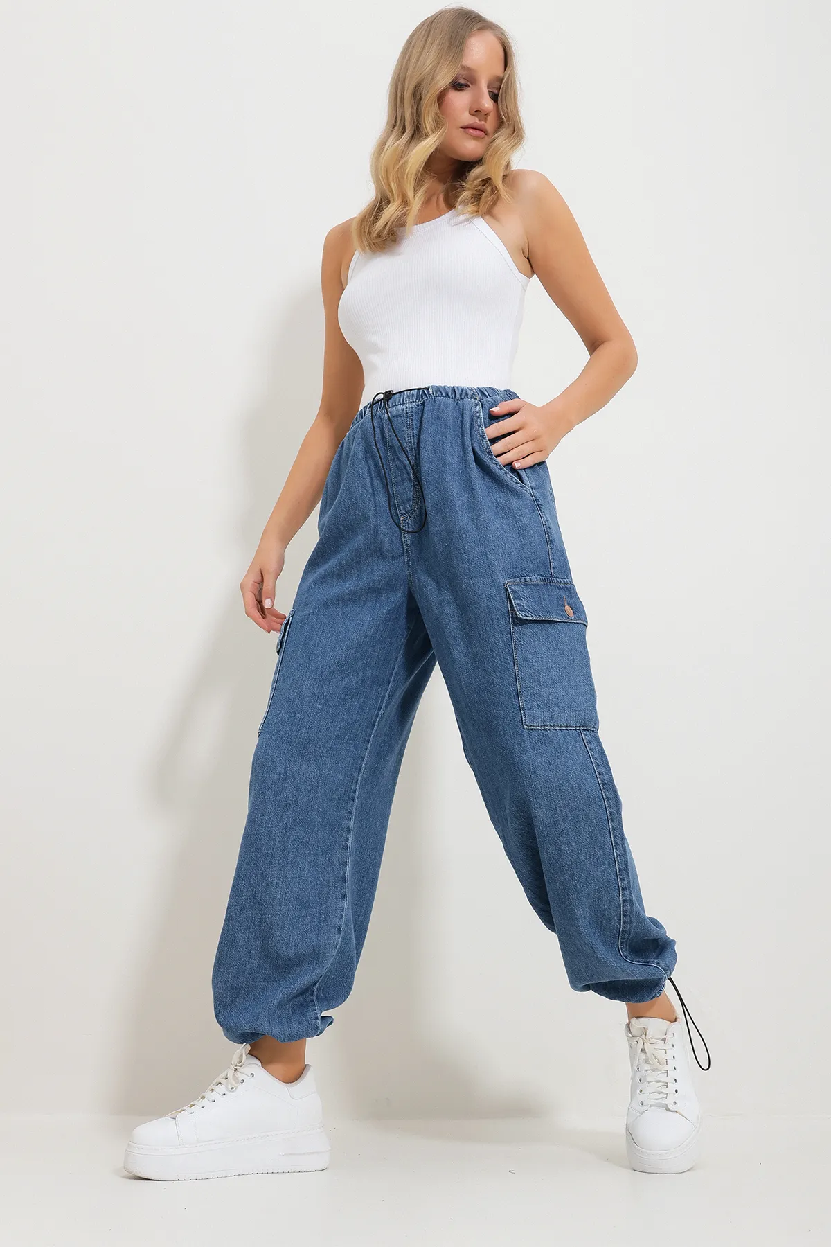 Trend Alaçatı Stili  Blaue Cargo-Jogginghose für Damen mit elastischem Bund und Taschen Alc-X11759