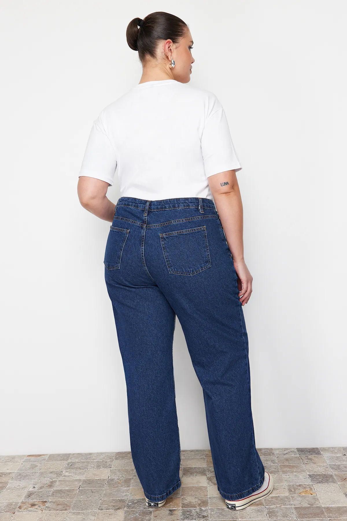 Trendyol Curve  Dunkelblaue Jeans mit geradem Schnitt und detaillierter Taille TBBAW24CJ00003