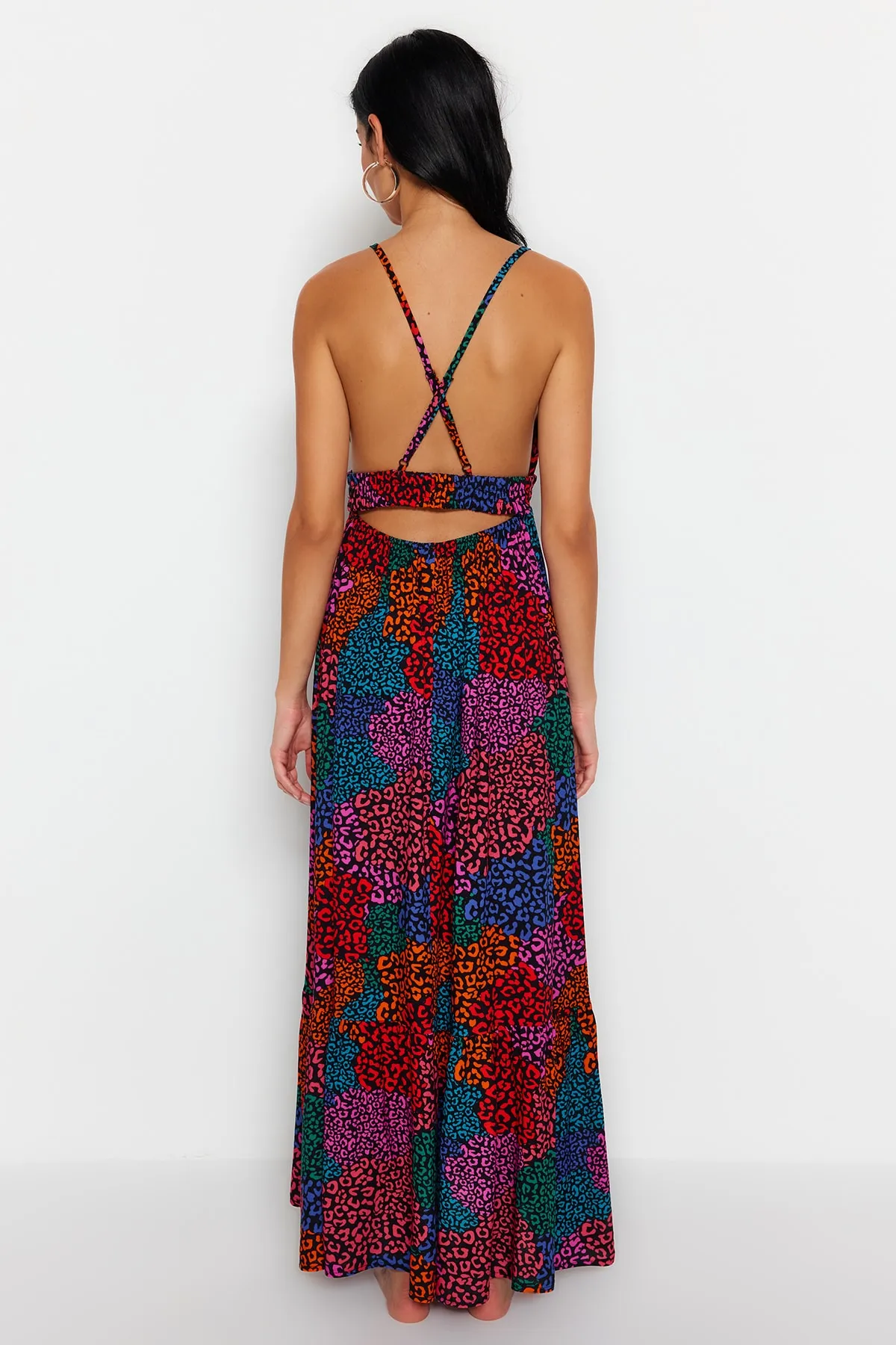 Trendyol Collection  Rückenfreies Maxi-Strandkleid aus Webstoff mit Tiermuster TBESS23EL00244