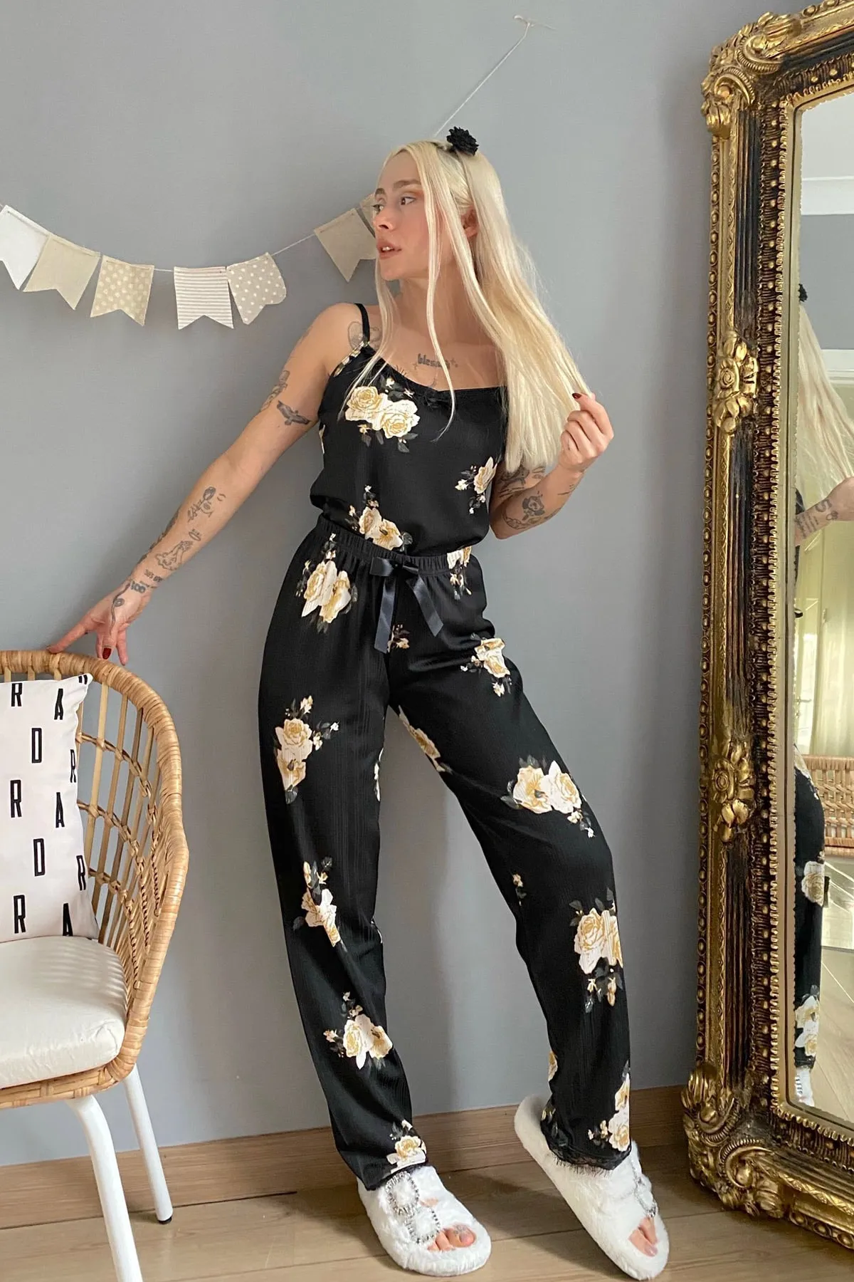 Pijamaevi  Gestricktes Damen-Pyjama-Set aus schwarzer Blumenspitze mit Seilriemen