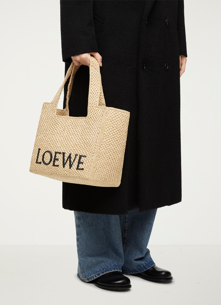 Średniej wielkości torba typu tote LOEWE Font z rafii, z odpinanym paskiem na ramię.