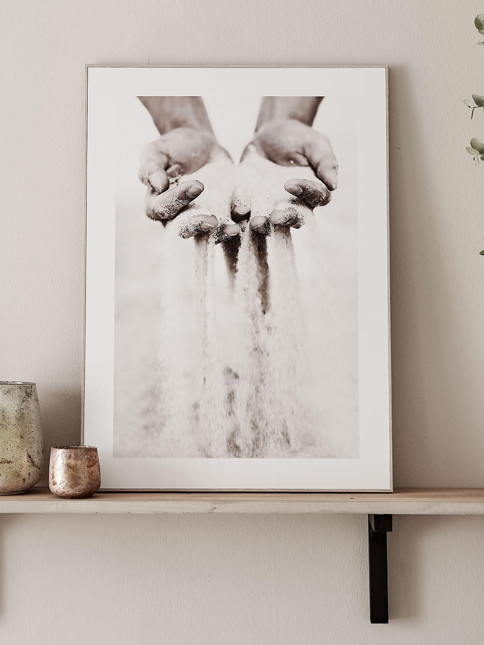 Sandy Hands Leinwand Druck, Hellgrau