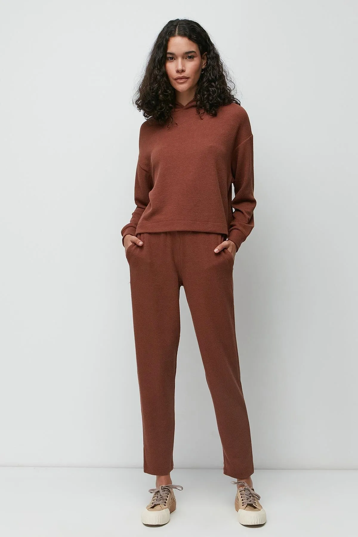 C&City  Geripptes Sweatshirt-Hosen-Set mit Kapuze 9131 Braun