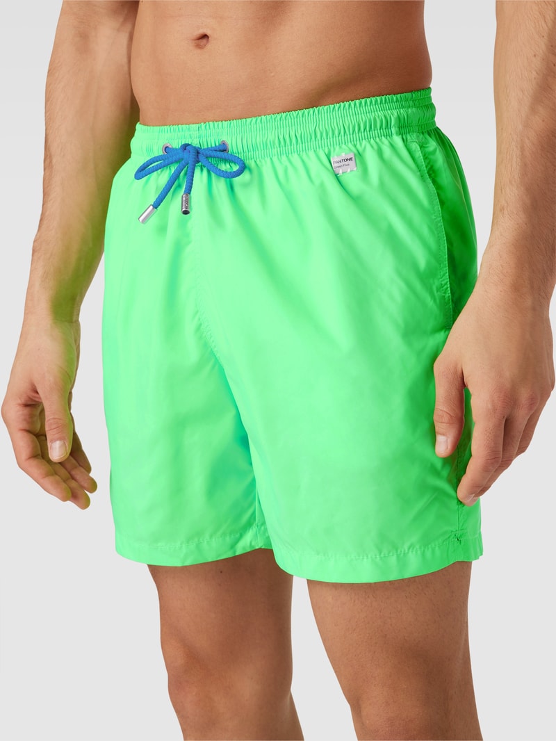 Badehose mit Label-Patch in neon grün
