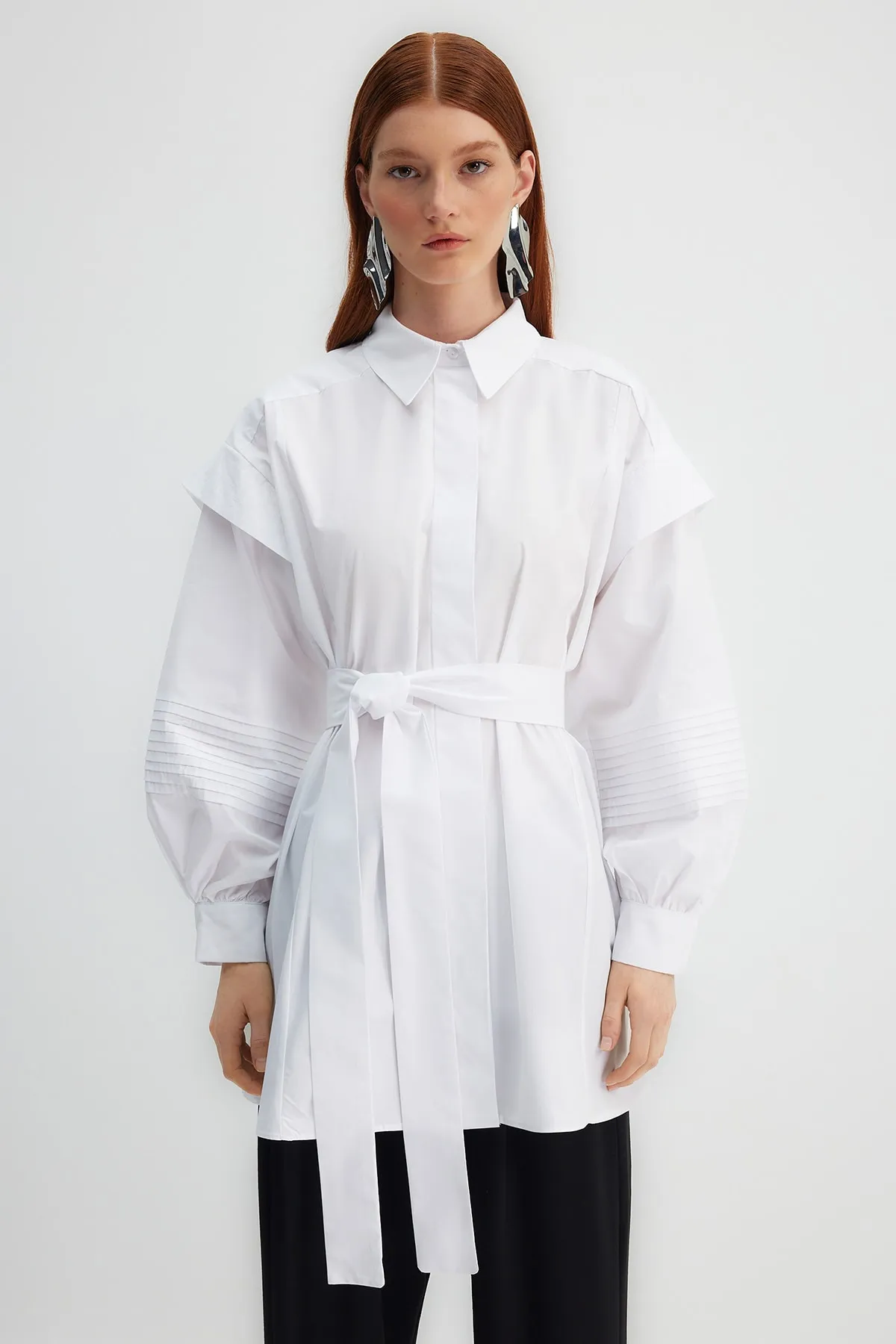 Trendyol Modest  X Kevser Sarıoglu Weißes Hemd aus 100 % gewebtem Popeline mit gerippten Nähten TCLSS23TG00002