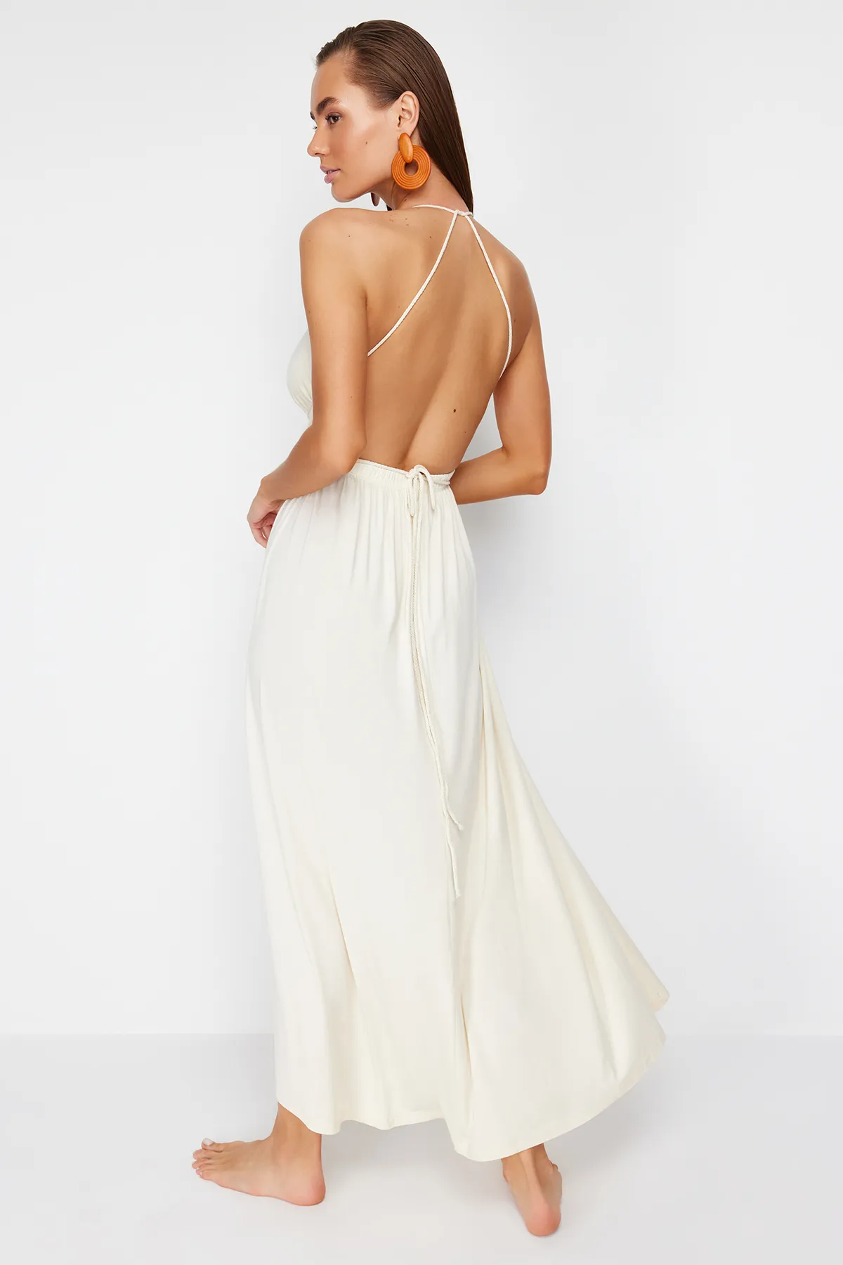 Trendyol Collection  Braut-Strandkleid mit Maxi-Strickperlen-Accessoire in Ecru TBESS21EL2796