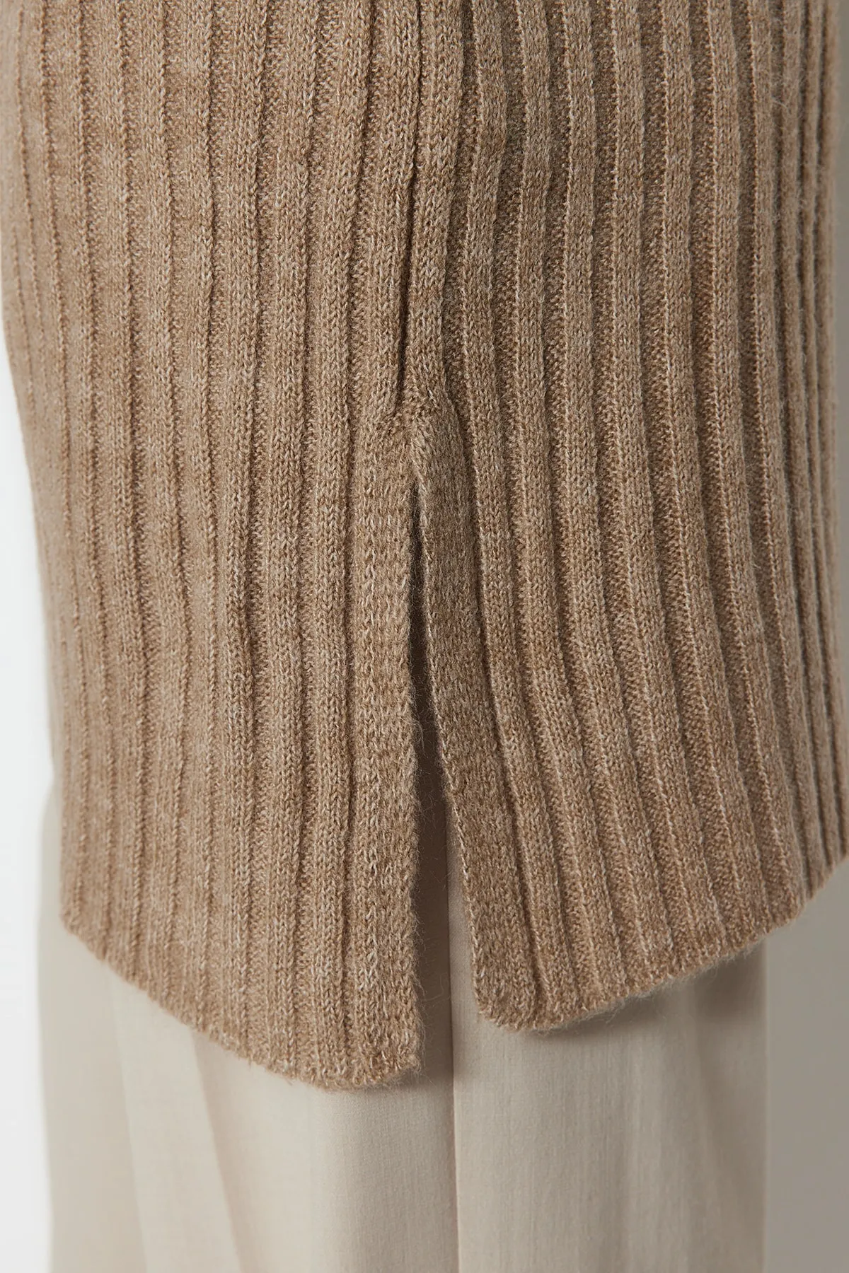 Trendyol Modest  Nerzfarbener Cord-Strickpullover mit hohem Kragen TCTAW24AK00013